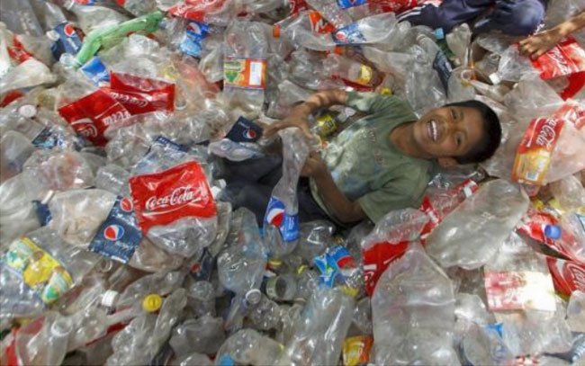 Cada minuto se compran en el mundo un millón de botellas de plástico