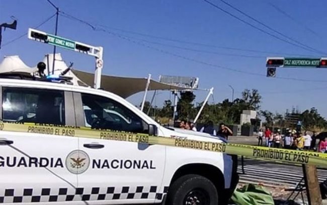 Policia se pasa un alto y atropella a una persona - Primera Vuelta Noticias