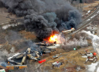 Desastre químico tras descarrilarse tren en Ohio