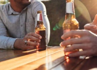 Según estudio el alcohol provoca atracción entre hombres